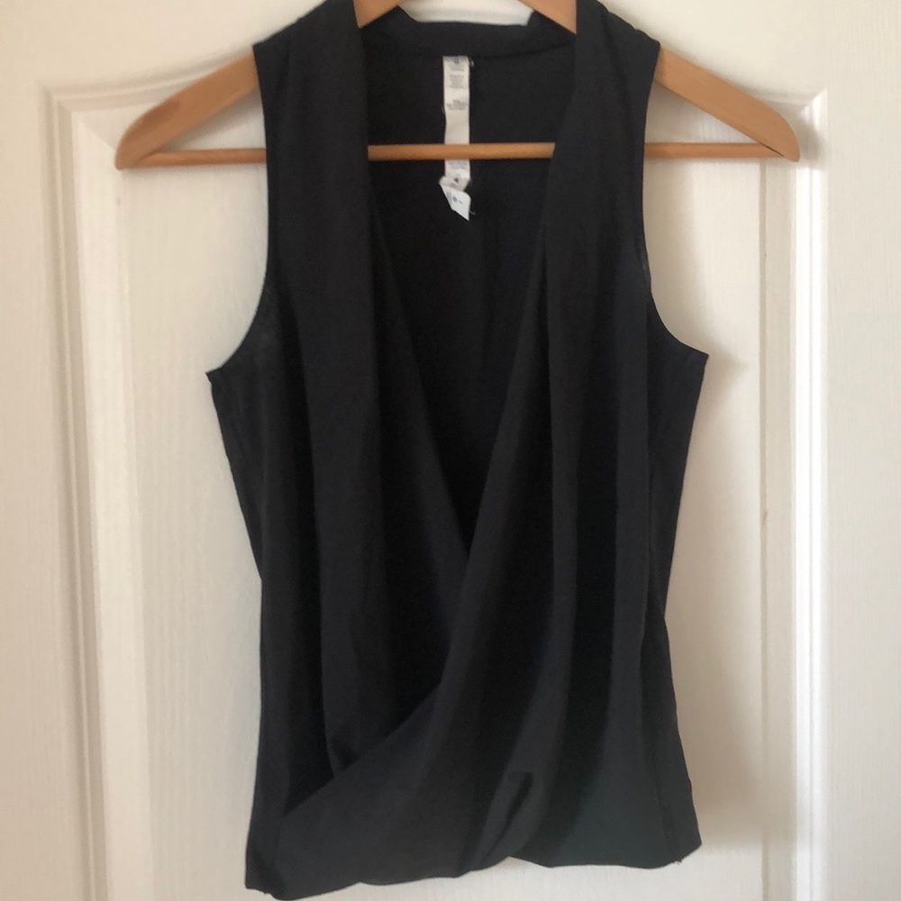 ♎️ Lululemon cross front sleeveless top